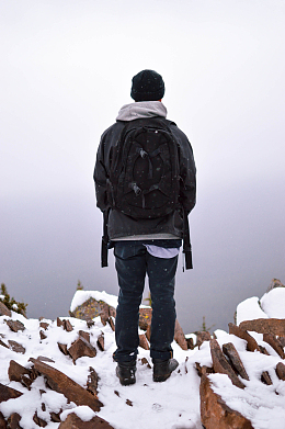 徒步旅行雪地人物背影