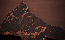 山崖跳伞远山雪山