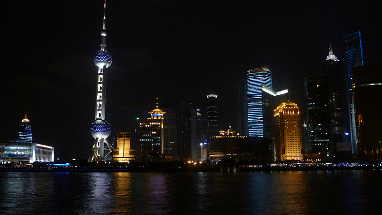 上海城市水面夜晚灯光