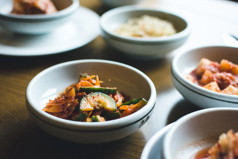韩国餐馆里的发酵蔬菜碗