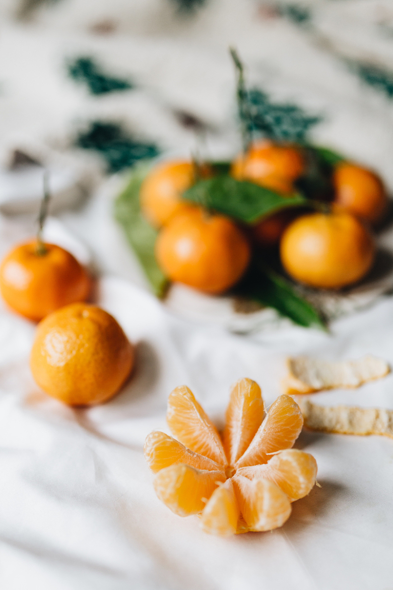 白色亚麻布叶子橘子摄影