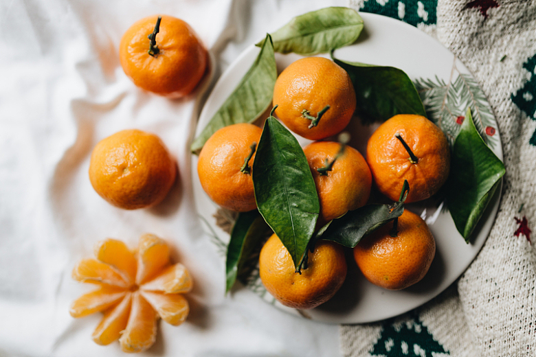 白色亚麻布叶子橘子摄影