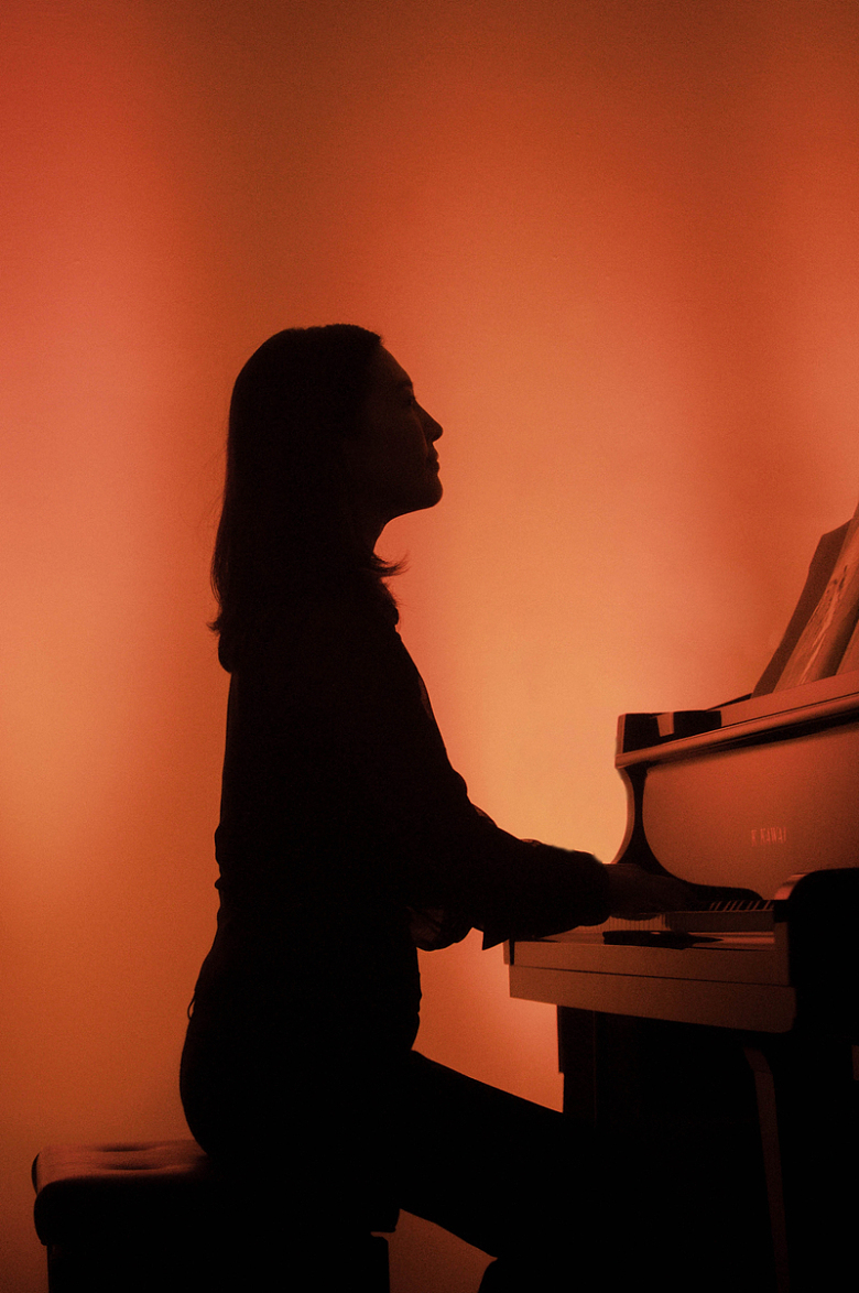 一个女人弹钢琴的侧影