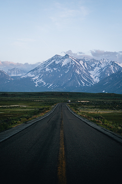 背景是群山的空旷道路
