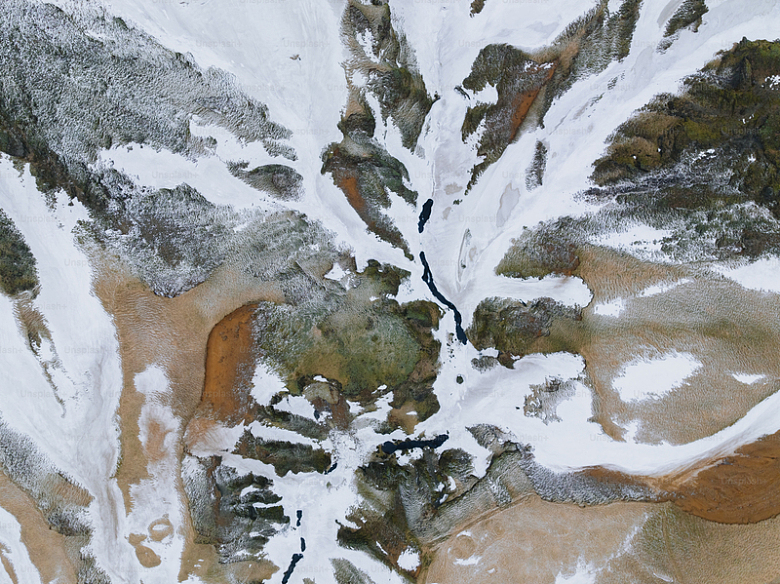 白雪皑皑的山的鸟瞰图
