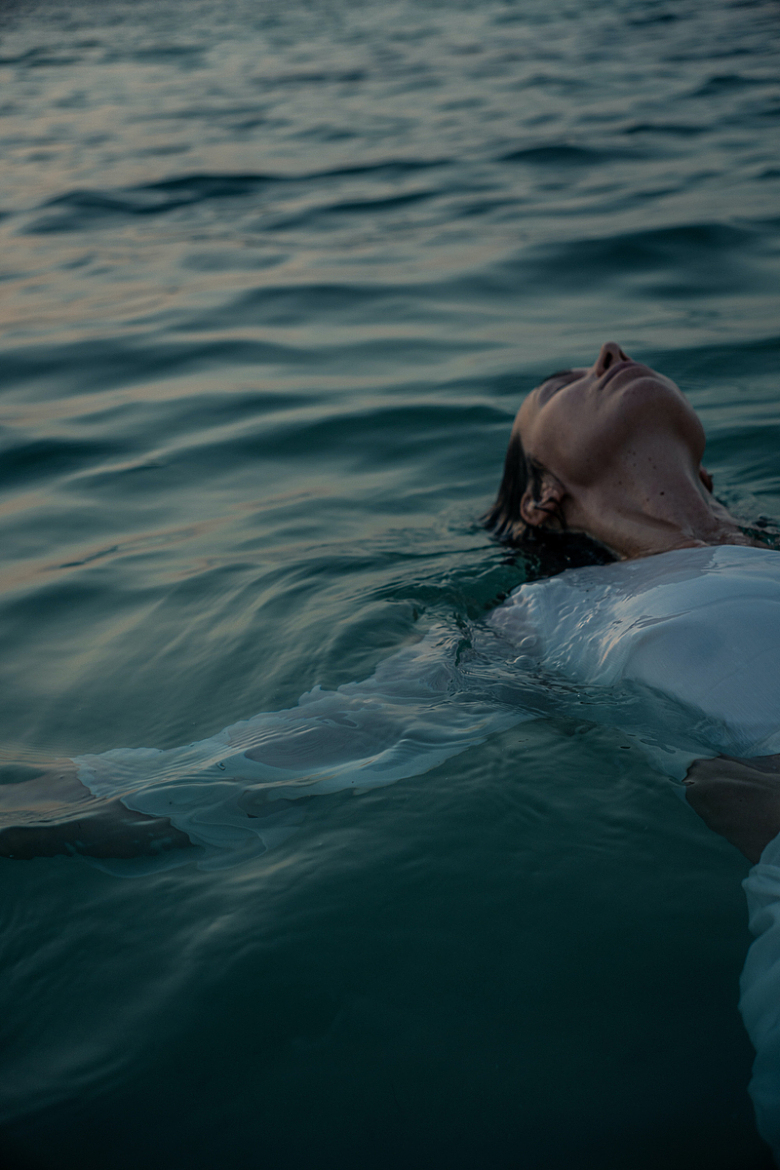 漂浮在水面上的女人