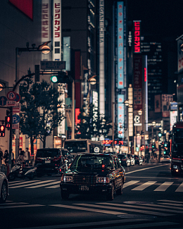 夜间交通繁忙的城市街道