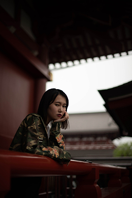 一个坐在红色长椅上的女人