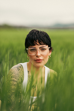 一个戴眼镜的女人在一片高高的草地上