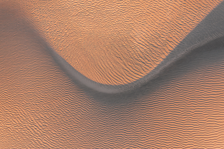 沙子中波浪的抽象照片
