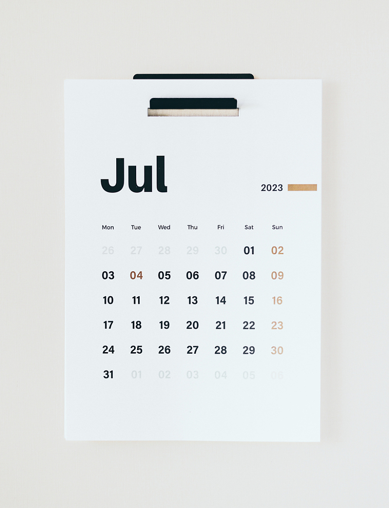 上面写着七月的日历