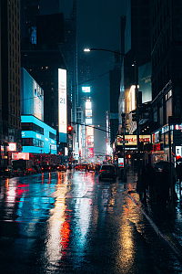 夜晚交通繁忙的城市街道