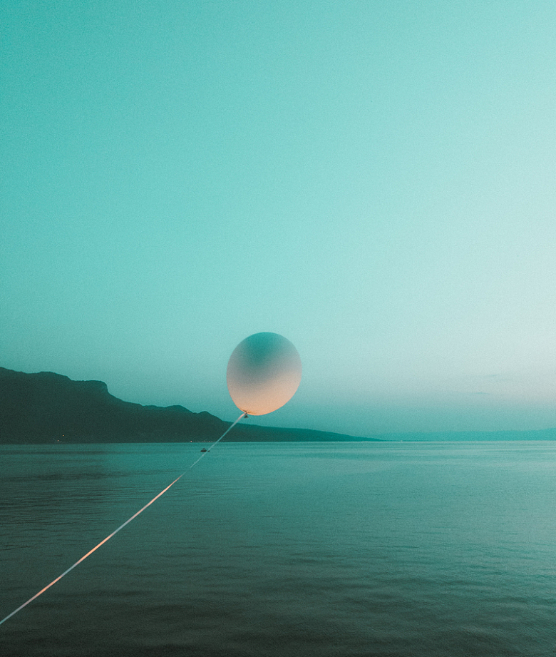 漂浮气球水面自然摄影