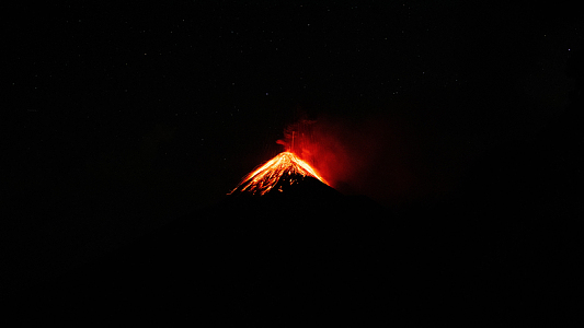 喷发火山黑暗摄影