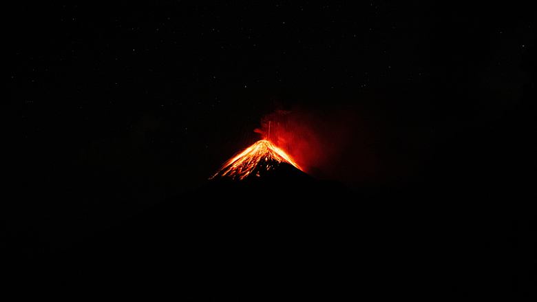 喷发火山黑暗摄影