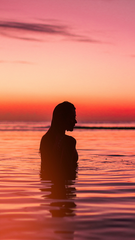 水中女人剪影波浪