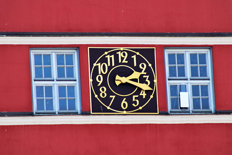 时钟红色建筑房屋窗户