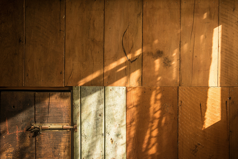 棕色木墙阳光光线
