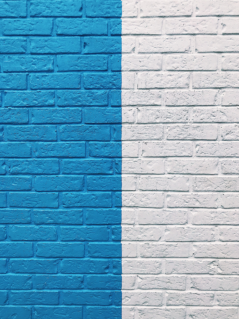 蓝白相间墙壁砖墙特写