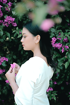 女人人像特写摄影鲜花绿叶