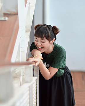 微笑女人人像扶手摄影