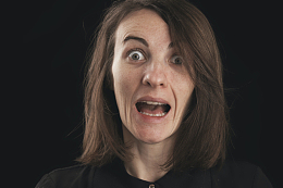 穿黑色圆领衬衫的女人