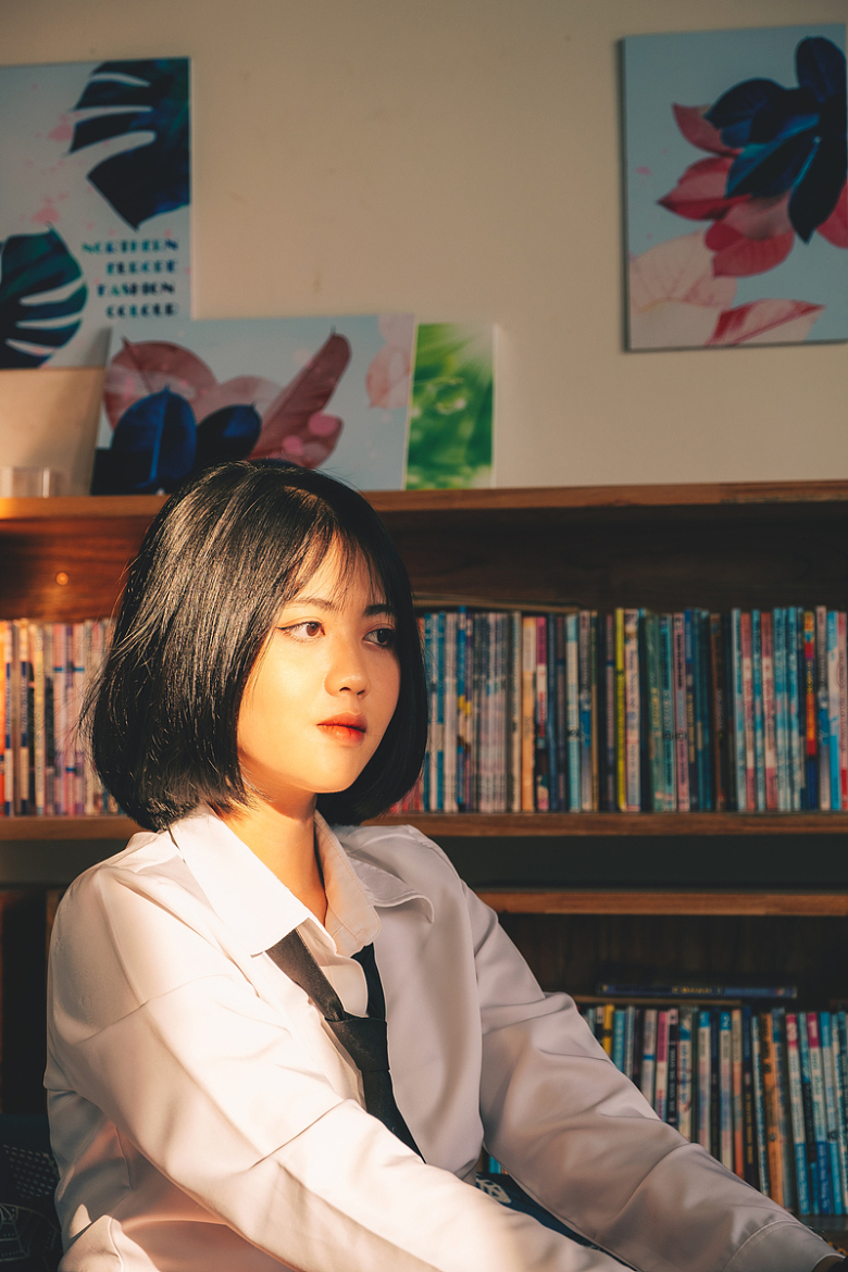 坐在书架前的女人