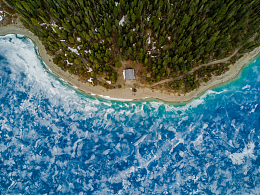 白沙海滩鸟瞰图