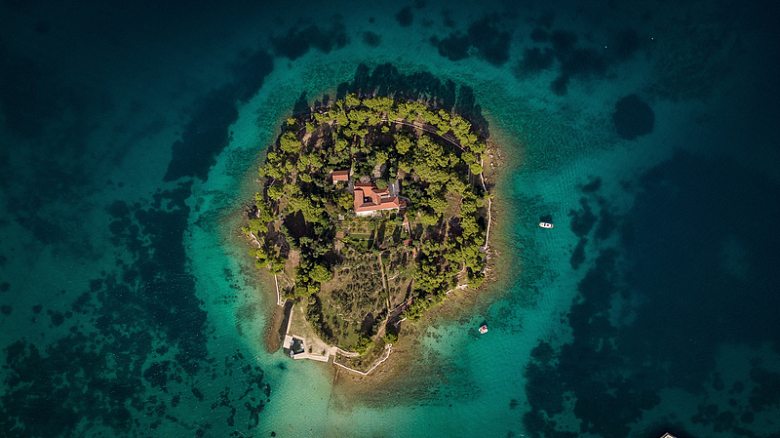 白天环海岛屿的航空摄影
