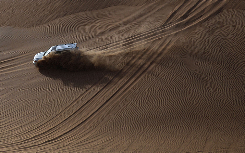 沙漠上的白色SUV