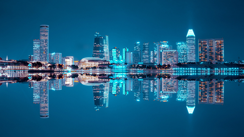 城市景观的水反射摄影
