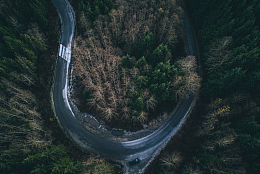 弯曲道路的航空摄影
