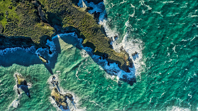 海面海岸悬崖海浪自然摄影