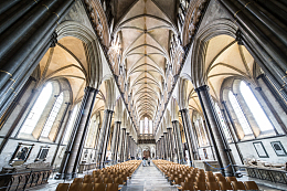 建筑教堂过道人物摄影