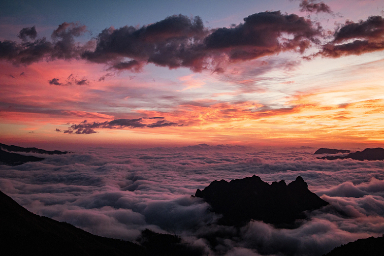黄昏时段云海的航空摄影