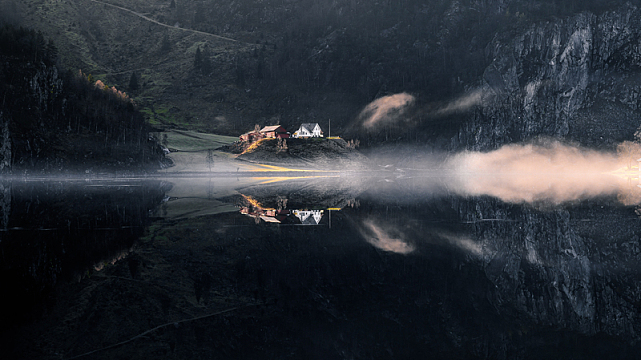 夜间在水面上划船的人