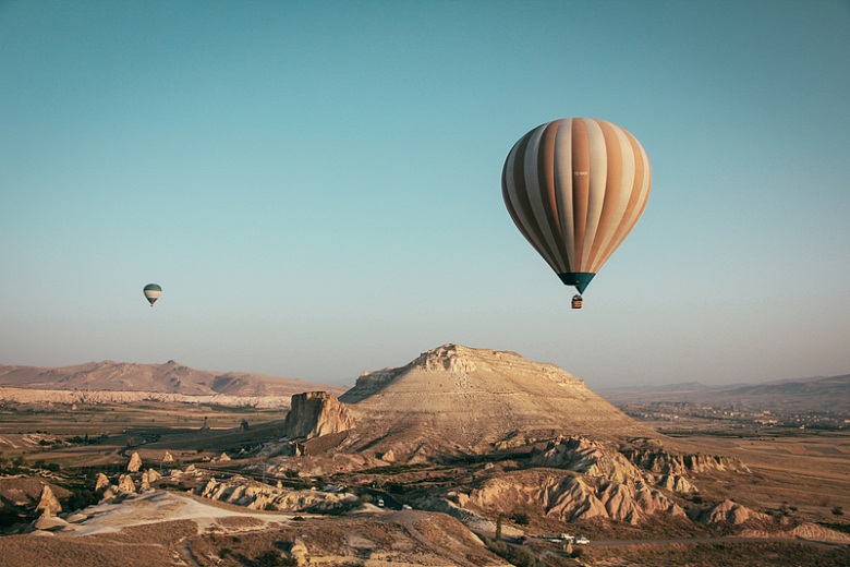 空中热气球远山旅游度假摄影