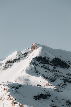 以天空为背景的白雪皑皑的山