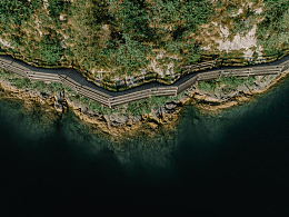 海边一条蜿蜒道路的鸟瞰图