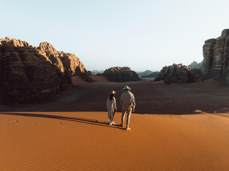 一男一女在沙漠中行走