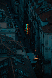 夜晚的城市街道建筑物上挂着霓虹灯