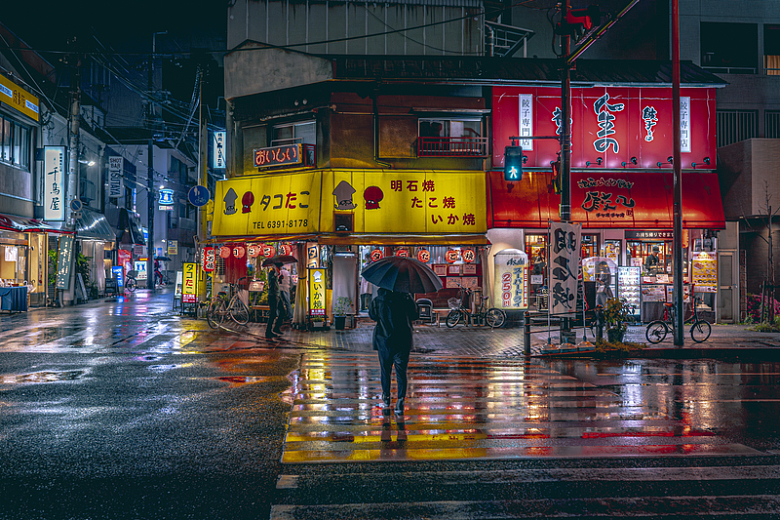 街道打伞雨水灯光日本