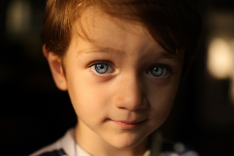 一个蓝眼睛孩子的特写