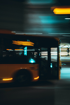夜间街道行驶公共汽车