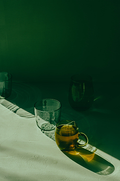桌子上的一瓶油和一个玻璃杯