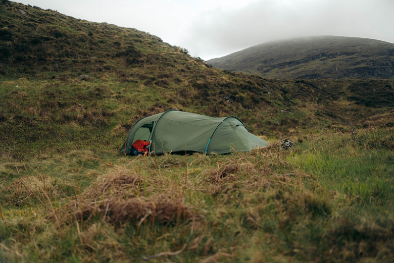 在长满草的小山上搭起的帐篷