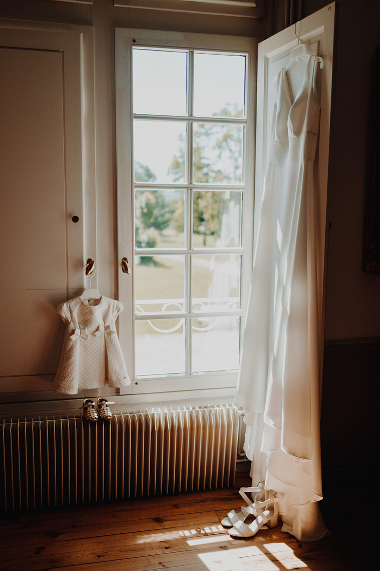 挂在散热器旁边窗台上的白色连衣裙