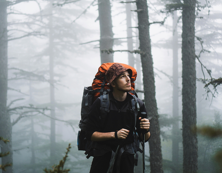 森林背包男人登山探险旅游摄影