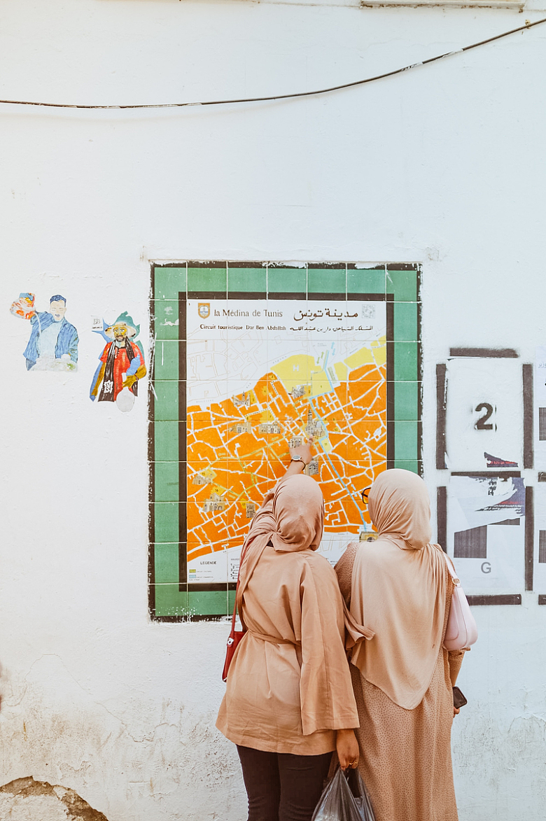 两个女人在看墙上的地图