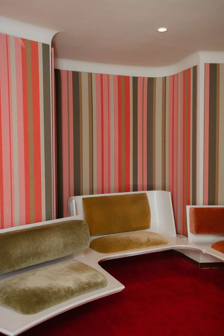 红地毯和条纹墙的客厅